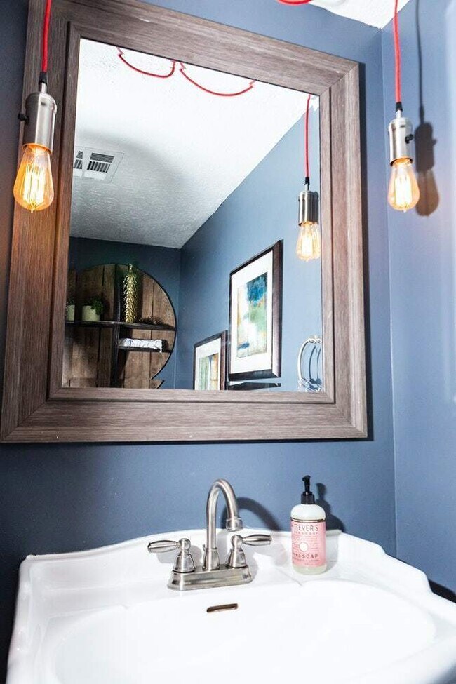 Foto del edificio - **APPLICATIONS PENDING** Stylish 2 Bed Tow...