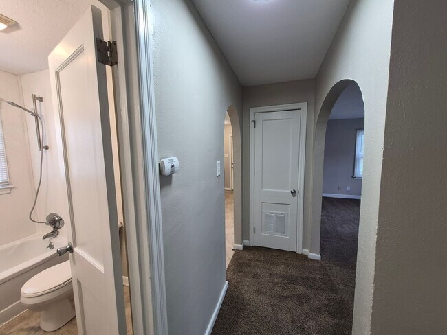 Foto del edificio - 2 bedroom home with 1+ car garage, pet fri...