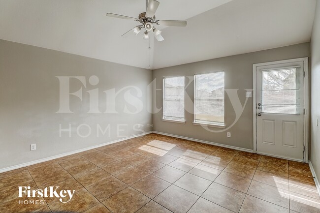 Foto del edificio - 1405 Silver Maple Ln