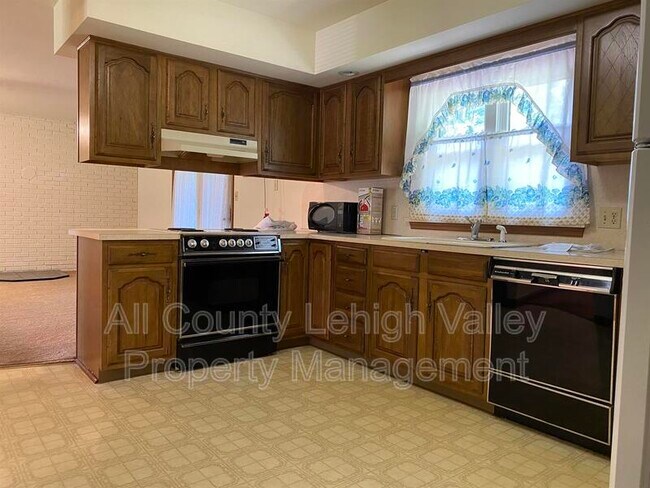 Building Photo - 523 Echo Lake Dr
