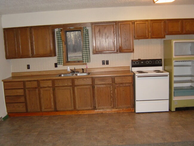 Building Photo - 2 Bedroom Country home