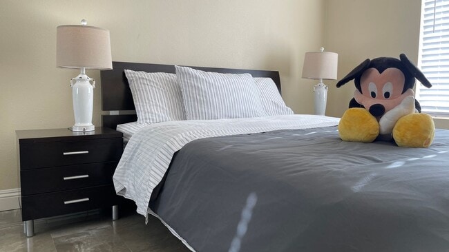 Foto del edificio - Furnished Spacious 2 Bedroom Condo on First Floor