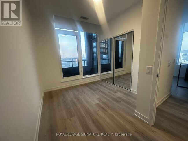 Photo du bâtiment - 395 Square One Dr