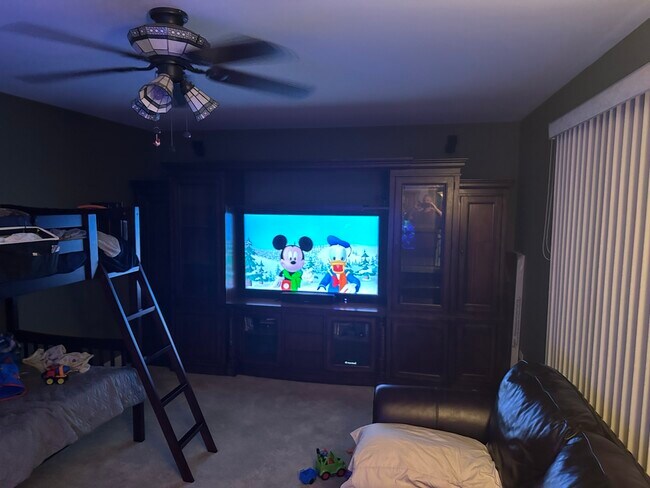 Foto del edificio - 716 Greenmeadow Ct