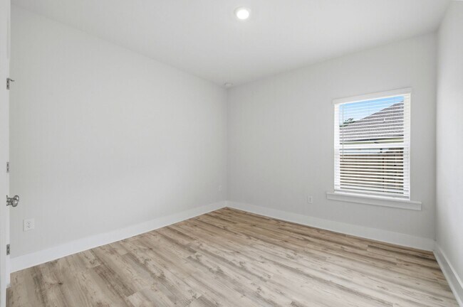 Building Photo - 209 Camellia Dr