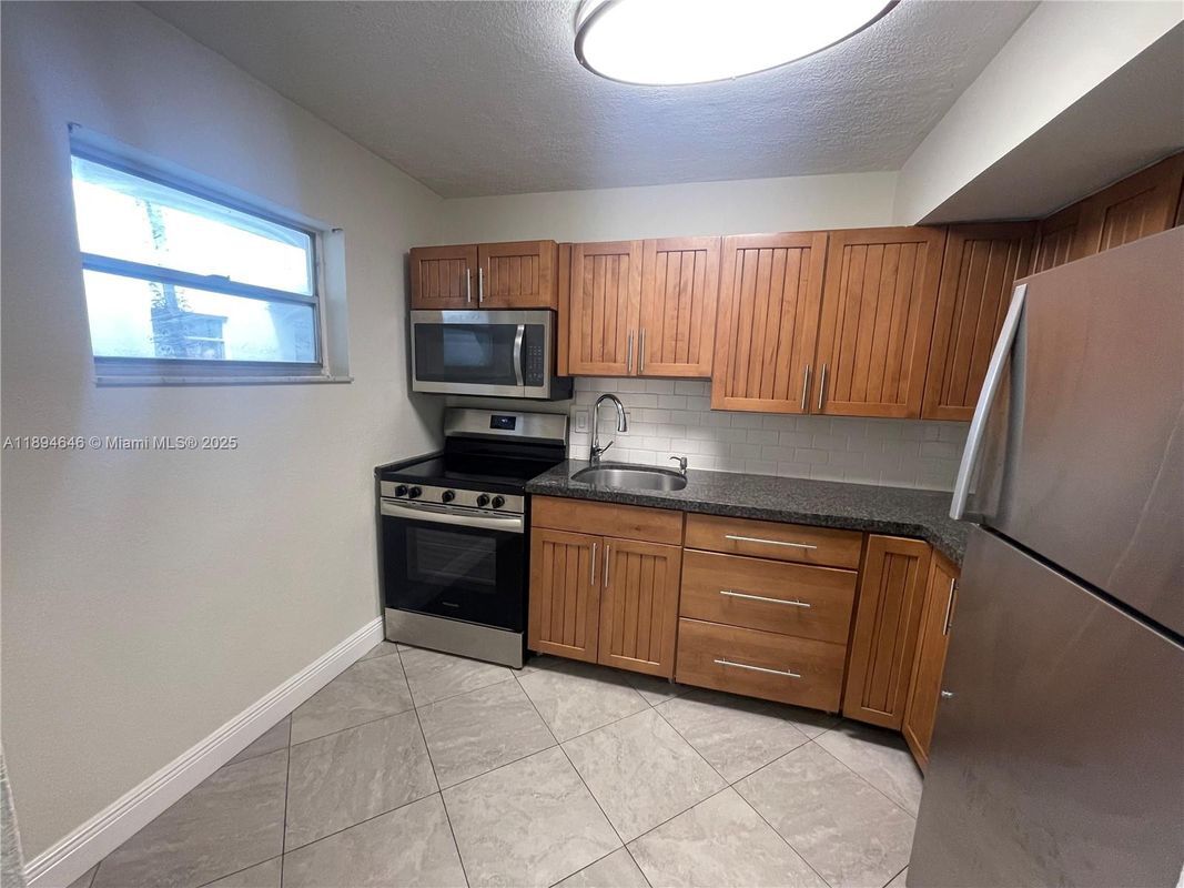 Primary Photo - 4255 N University Dr