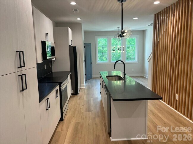 Foto del edificio - 1356 Briar Creek Rd