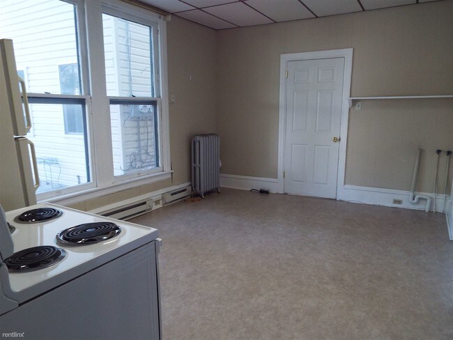 Building Photo - 1 br, 1 bath  - 205 E Main St Apt 1