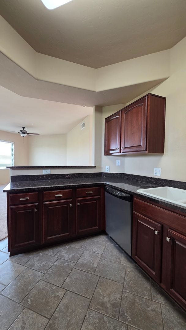Building Photo - Beautiful Mountain view 1 Bed 1 Bath Condominium!