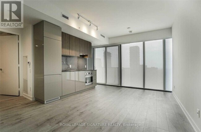 Building Photo - 161 Roehampton Ave