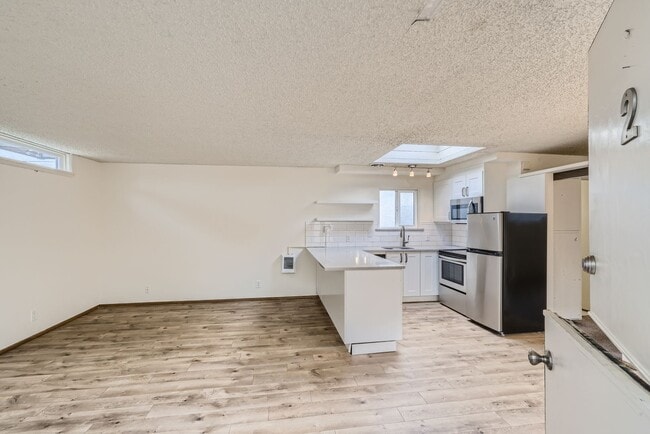 Building Photo - Amazing Open-Concept 1 Bedroom with Skylight in the Heart of Madison Park!