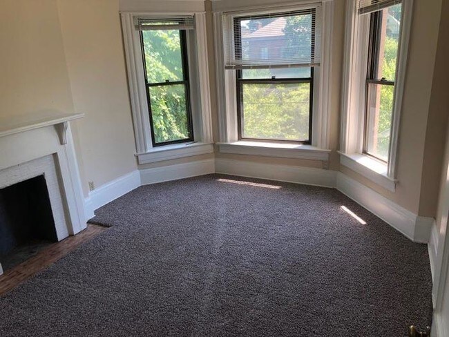 Building Photo - 1BD/1BA Top Floor apartment