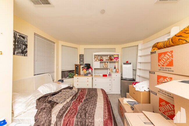 Building Photo - 7534 N Claremont Ave