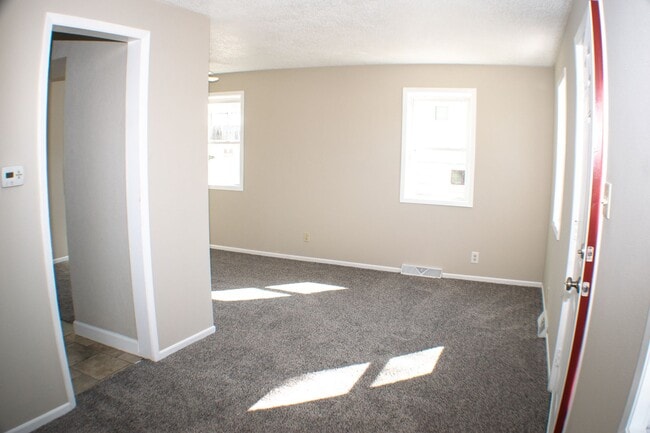 Building Photo - Cozy 1 Bedroom with 2 stall garage