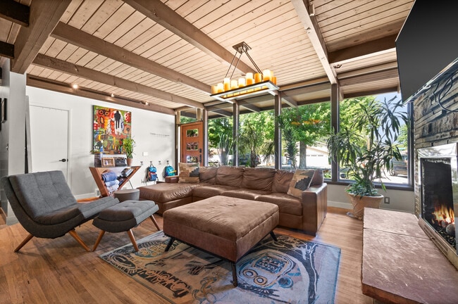 Foto del edificio - 1542 Fieldcrest Ln