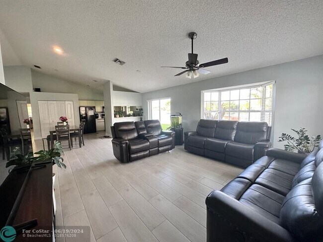 Foto del edificio - 9901 NW 45th St