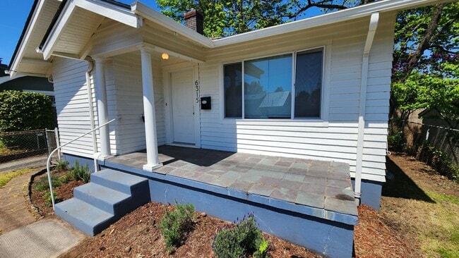 Building Photo - Cute Roseway Bungalow