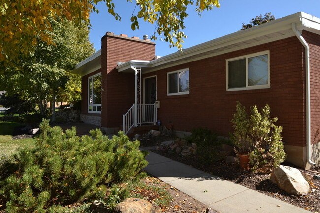 Building Photo - 2556 Solar Dr S