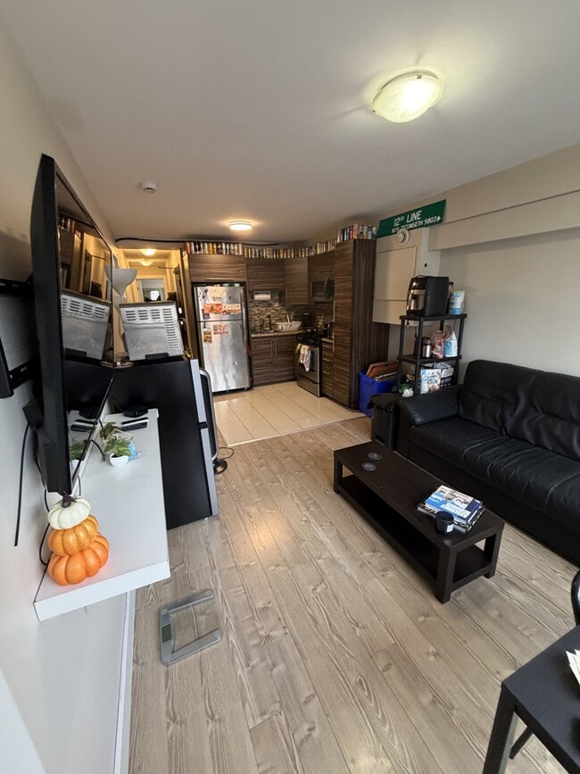 Building Photo - 466 Nelson St