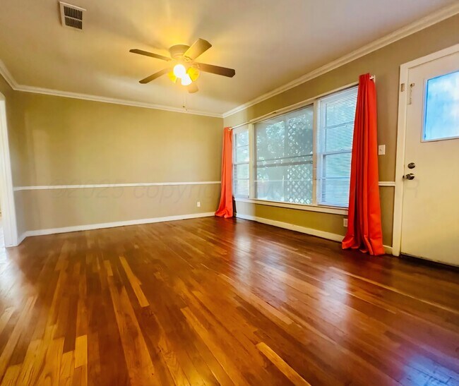 Sala de estar - 1603 Takewell St
