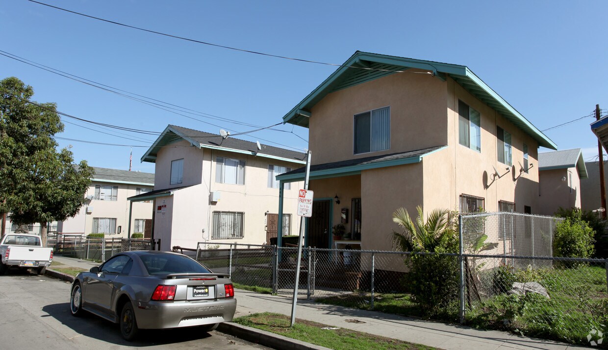 Primary Photo - 444-464 Cerritos Ave