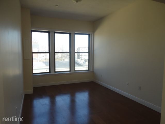Beautiful sundrenced unit - 7 Main St