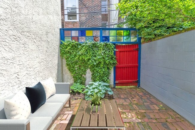 Building Photo - Charming Historic Two Bedroom Rowhome in W...