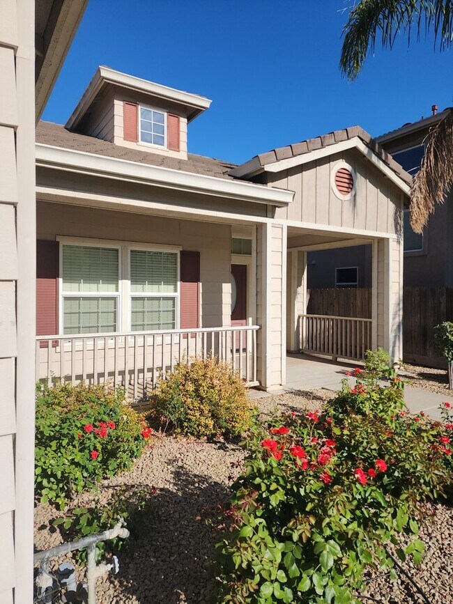 Building Photo - 4 bedroom 2 bathroom home Near Christofferson Pkwy Close to Walnut Elementary, Turlock Jr High Sc...