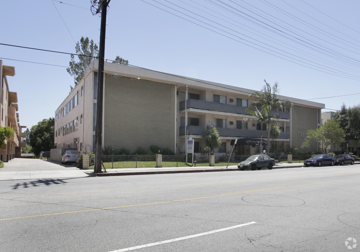 Primary Photo - 5020 Coldwater Canyon Ave