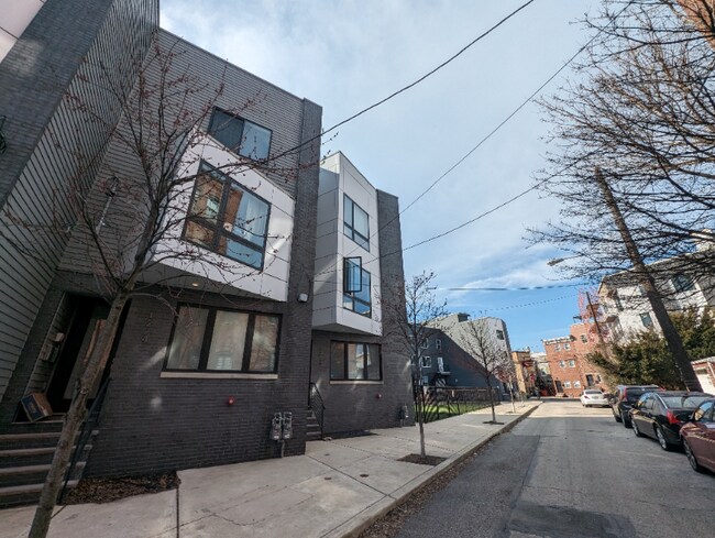 Building Photo - 1224 N Orkney St