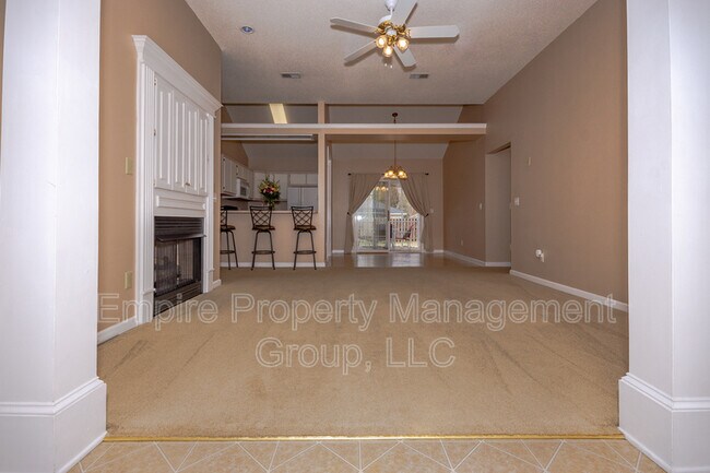 Building Photo - 1005 S Twin Oaks