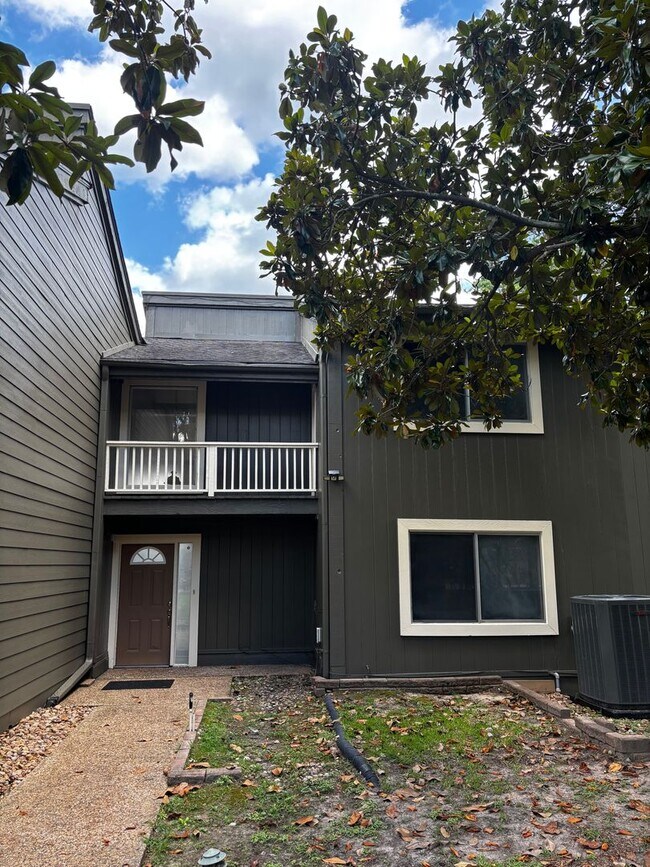 Building Photo - Waterfront Townhome in Elkins Lake
