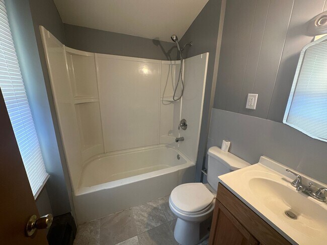 Building Photo - 4 Bedroom Single Family