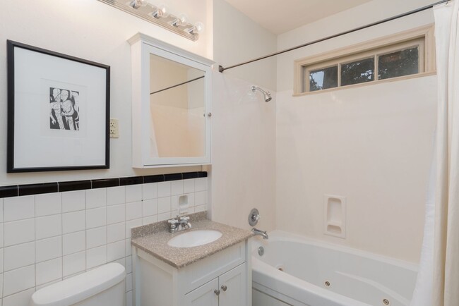 Foto del edificio - Garden District 2-Bedroom Condo with Priva...