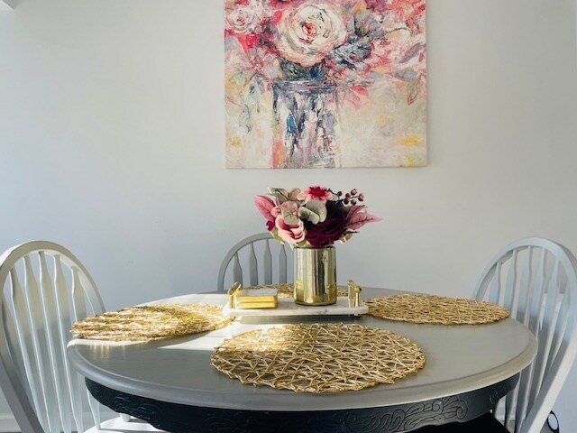 Dining Table with Seating for 4 - 115 Abingdon Ct