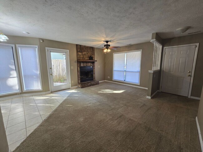 Foto del edificio - NEW LISTING!!