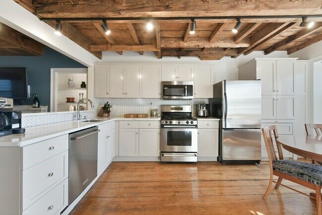 Building Photo - 231 Main St