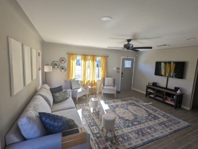 Foto del edificio - 4065 E Flower St