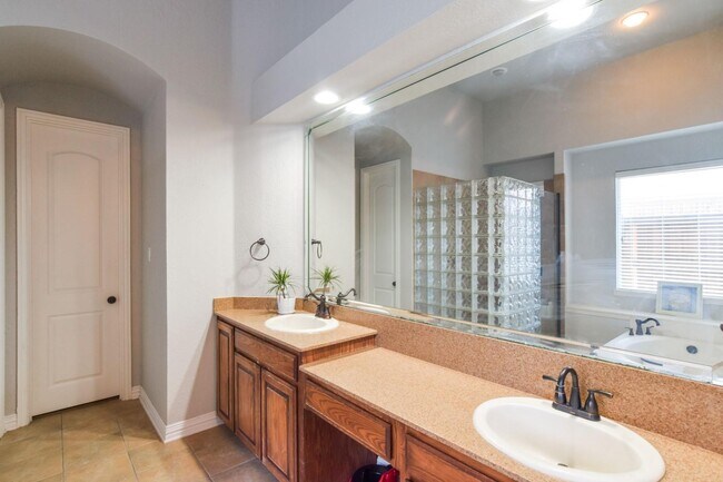 Foto del edificio - 9750 Candlewood Dr