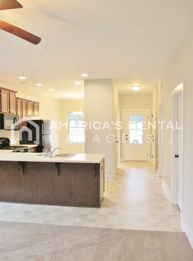 Building Photo - Town Home with Garage in Chelsea...Availab...