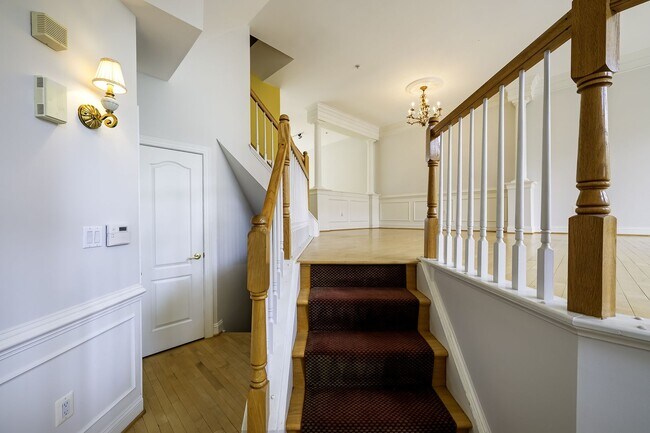 Foto del edificio - Tower Oaks First-Time Townhome in Rockville is Move-in Ready!