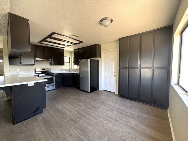 Foto del edificio - Summer Ready Home, Now Available!!!