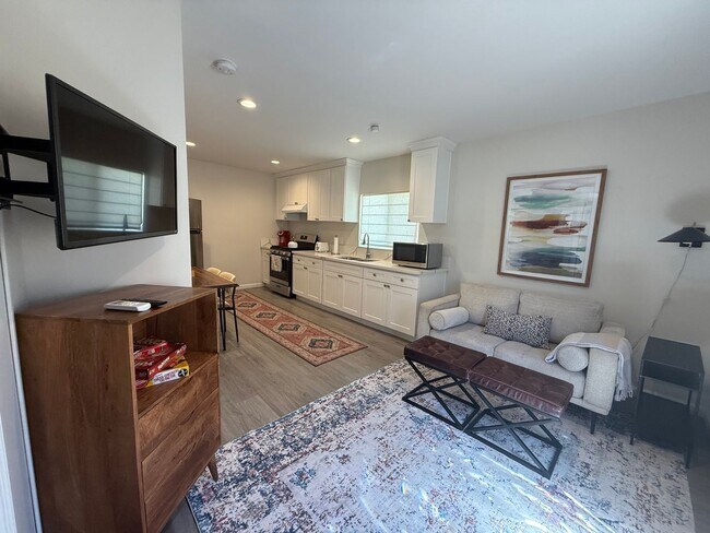 Foto del edificio - 1 bed, 1 bath ADU with private yard and laundry