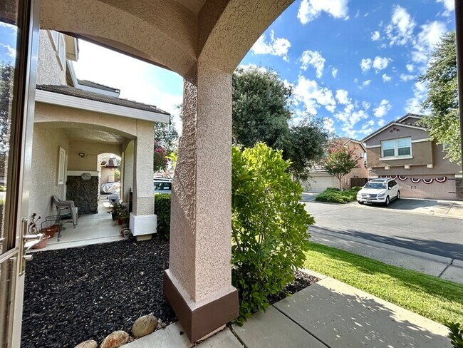 Building Photo - Beautiful 3 Bedroom 2.5 Bathroom in Gated ...