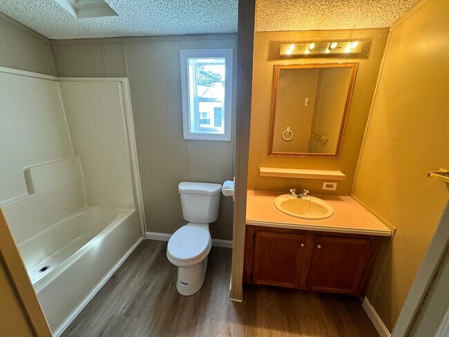 Building Photo - New Listing