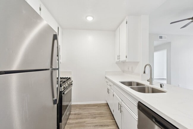 Interior Photo - 845 S. Kingsley