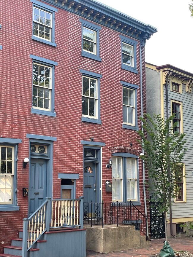 Frente - Lado de la calle - 412 Market St