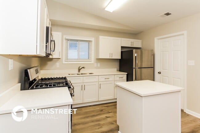 Building Photo - 2028 Knickerbocker Dr