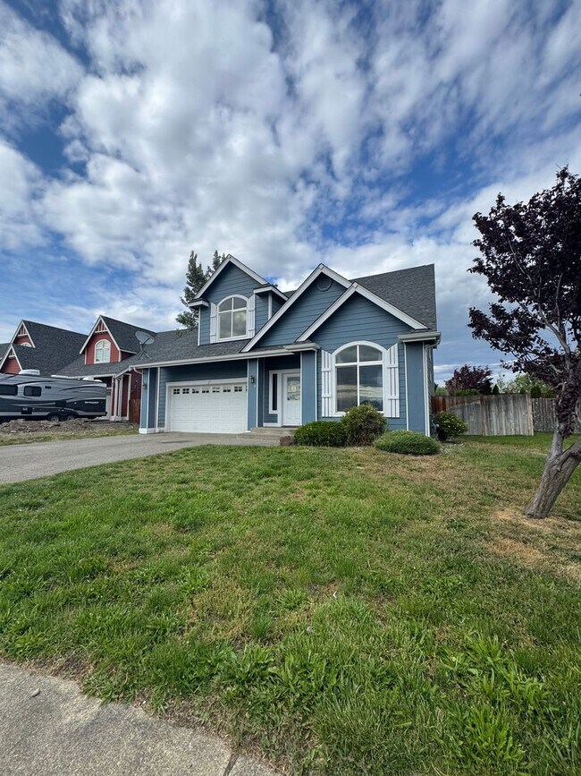 Building Photo - Large 4 Bed Rental in Established Neighbor...