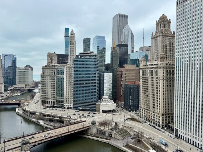 Foto del edificio - 300 N State St